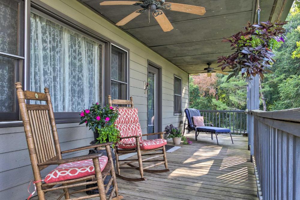 7 Mi to Downtown Morganton Cabin with Fire Pit!